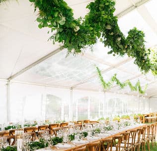 Tonnelle avec verdure et tables dressées