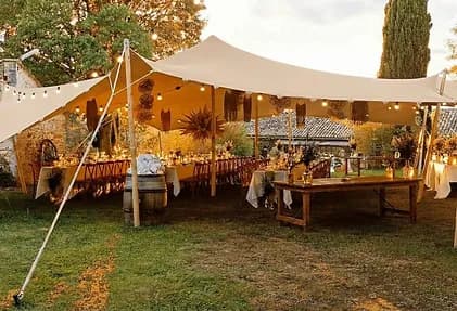 Tente de réception avec mobilier bois